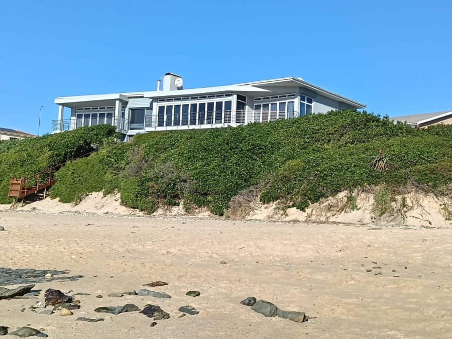 6 Bedroom Property for Sale in Wavecrest Eastern Cape